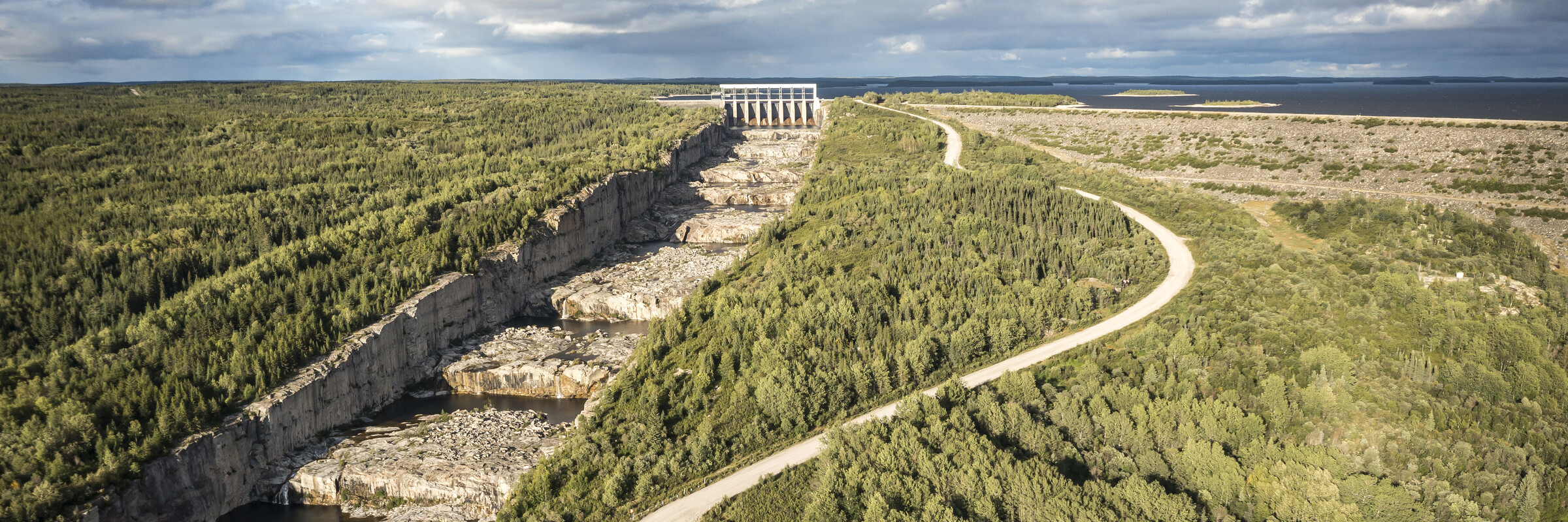 Vue aérienne du barrage de la centrale Robert-Bourassa, à Radisson.