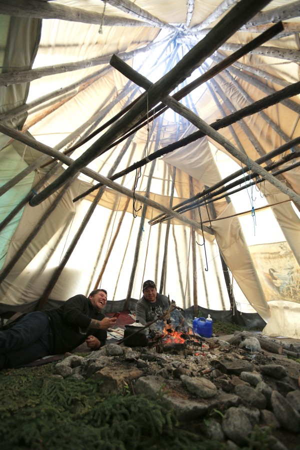 Stéphane Modat et Jerry sous le tipi à Chisasibi